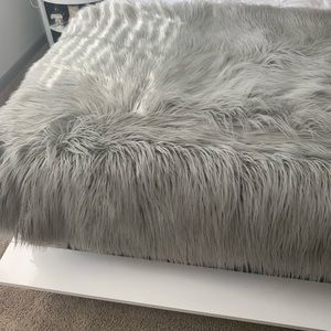 Grey faux fur throw/blanket
